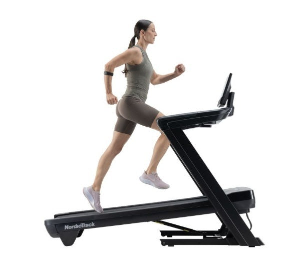 Promo COMMERCIAL 1250 con App Ifit integrata - TAPIS ROULANT NORDICTRACK piano corsa 152 x 55 cm - peso max utente 182 kg COD. NTL14125-INT compreso 1 anno di abbonamento Ifit