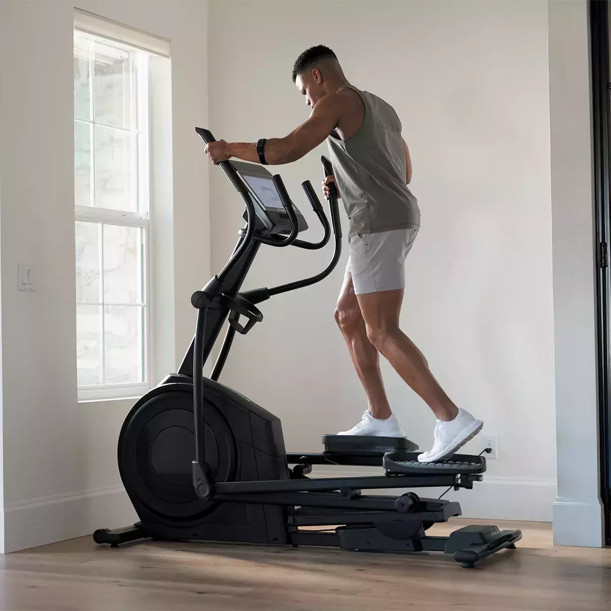 Promo NordicTrack Ellittica Elettromagnetica AirGlide 14i - a volano anteriore - App Ifit integrata - cod.NTEL71423-INT compreso 1 anno di abbonamento IFIT