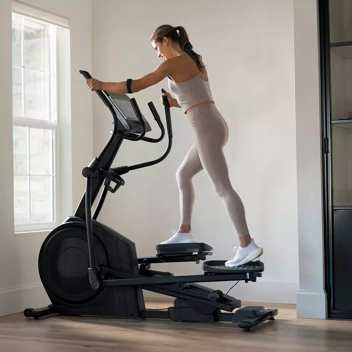 Promo NordicTrack Ellittica Elettromagnetica AirGlide 14i - a volano anteriore - App Ifit integrata - cod.NTEL71423-INT compreso 1 anno di abbonamento IFIT