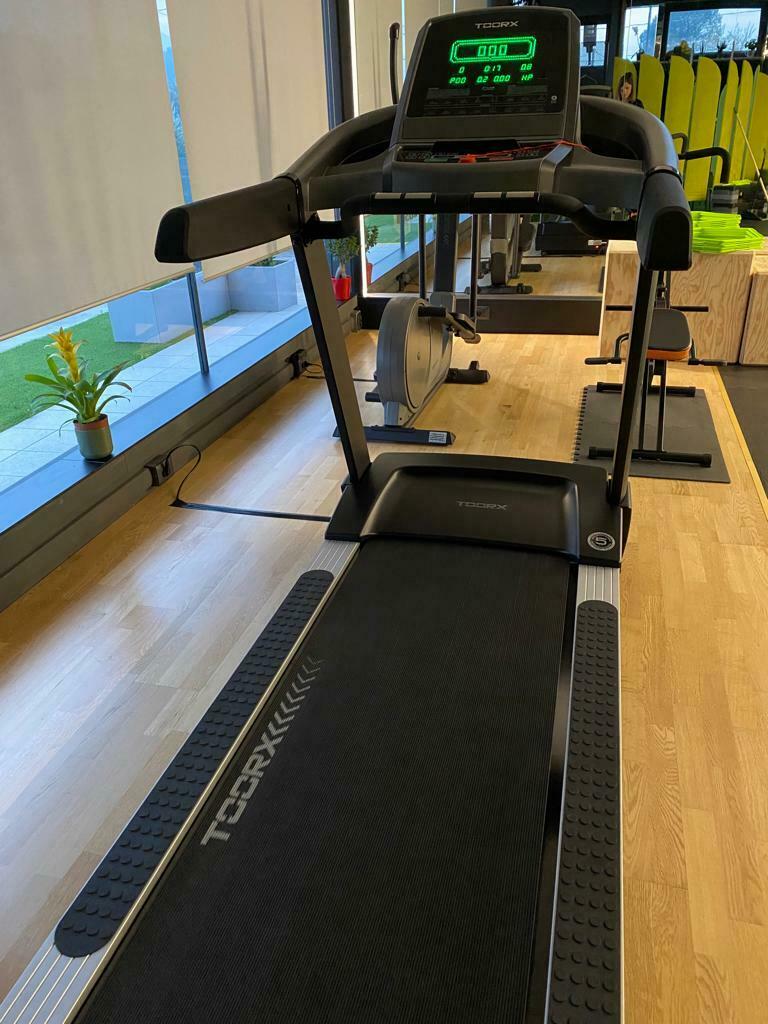 Tapis Roulant TRX-3000 HRC 3.0 -Iconsole + Kinomap + Zwift con Inclinazione Elettrica Motore AC e Velocità 1,0 - 22,0 Km/h Peso max utente 160 Kg Piano di corsa 60 x 156 cm