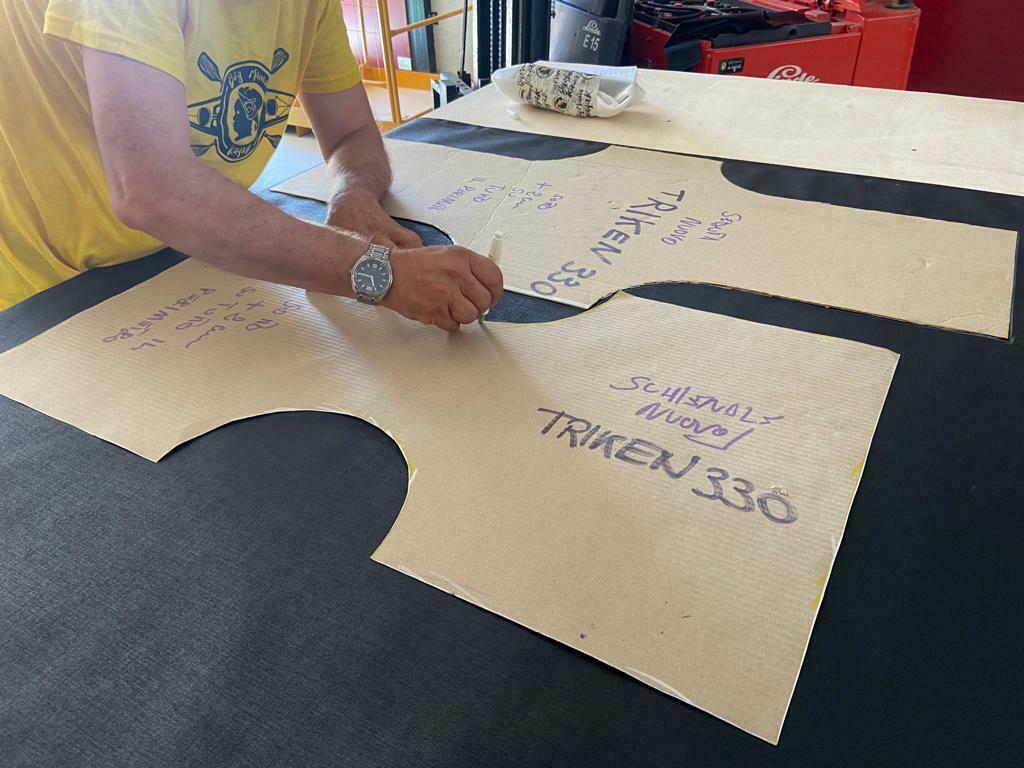 BIG MAMA KAYAK A PEDALI TRIKEN 330 - CANOA MONOPOSTO FISHING CON 4 PORTACANNE, 2 GAVONI, TIMONE, SISTEMA DI PEDALI, SEDILE RIALZATO, 11 BARRE DI SCORRIMENTO