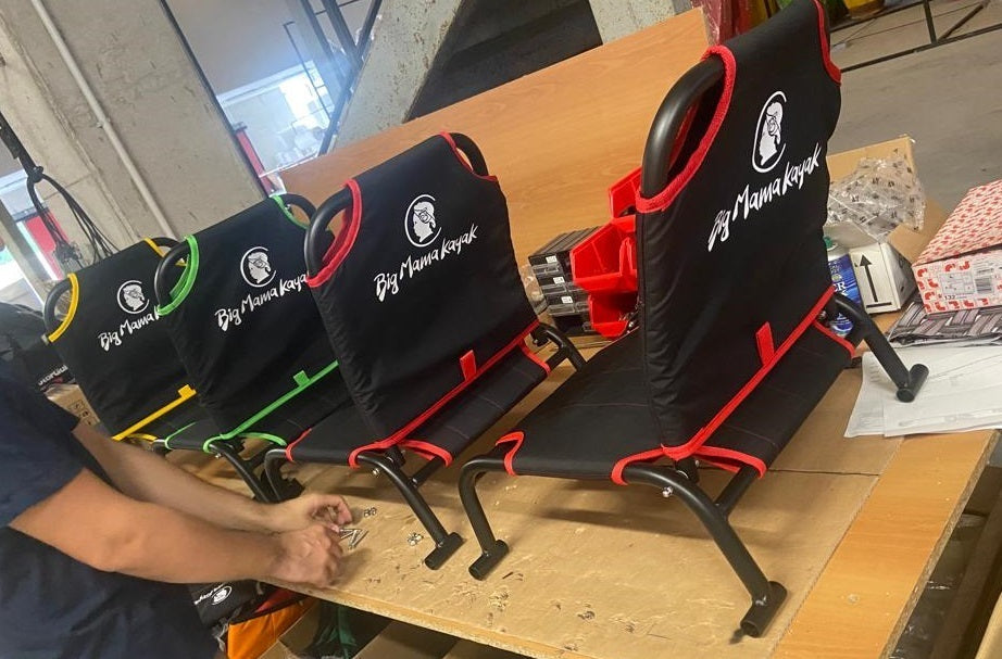 BIG MAMA KAYAK A PEDALI TRIKEN 330 - CANOA MONOPOSTO FISHING CON 4 PORTACANNE, 2 GAVONI, TIMONE, SISTEMA DI PEDALI, SEDILE RIALZATO, 11 BARRE DI SCORRIMENTO