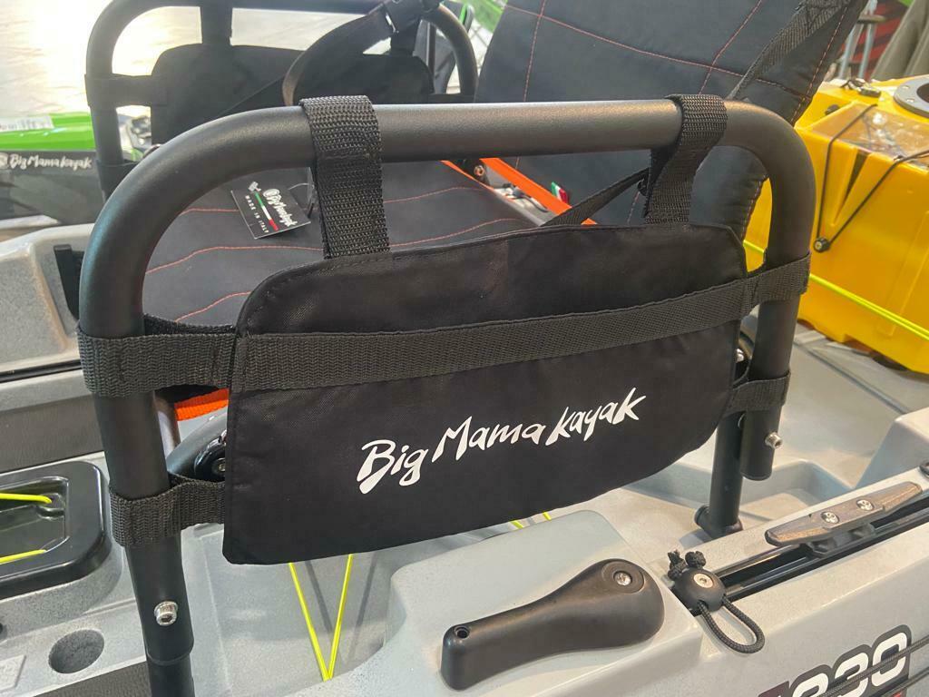 BIG MAMA KAYAK A PEDALI TRIKEN 330 - CANOA MONOPOSTO FISHING CON 4 PORTACANNE, 2 GAVONI, TIMONE, SISTEMA DI PEDALI, SEDILE RIALZATO, 11 BARRE DI SCORRIMENTO