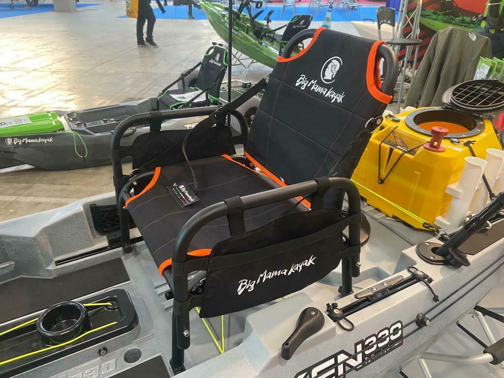 BIG MAMA KAYAK A PEDALI TRIKEN 330 - CANOA MONOPOSTO FISHING CON 4 PORTACANNE, 2 GAVONI, TIMONE, SISTEMA DI PEDALI, SEDILE RIALZATO, 11 BARRE DI SCORRIMENTO