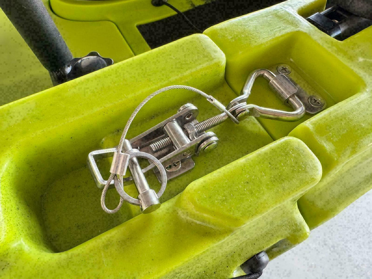 kayak fishing a Pedali divisibile Big Mama Triken 330 Live S, con ruote e vasca del vivo + ecoscandaglio Garmin Striker Vivid 7SV + kit braccetto display