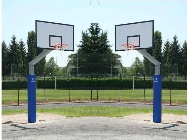 Ab1302/4 1 Coppia Impianto Basket Monotubo Sez. 15 X 15 Cm con Bussole da Interrare Sbalzo 220 Cm Incluso Tabellone Resina Melaminica 180 X 105 cm. CERTIFICATO A NORMA UNI EN 1270