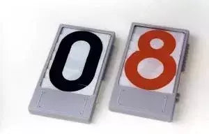 474020 Tabella Numerica A Lettura Immediata In Plastica Resistente, Colore Rosso -