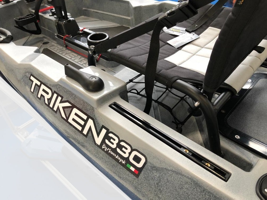 BIG MAMA KAYAK A PEDALI TRIKEN 330 - CANOA MONOPOSTO FISHING CON 4 PORTACANNE, 2 GAVONI, TIMONE, SISTEMA DI PEDALI, SEDILE RIALZATO, 11 BARRE DI SCORRIMENTO, ver. coperchio rosso