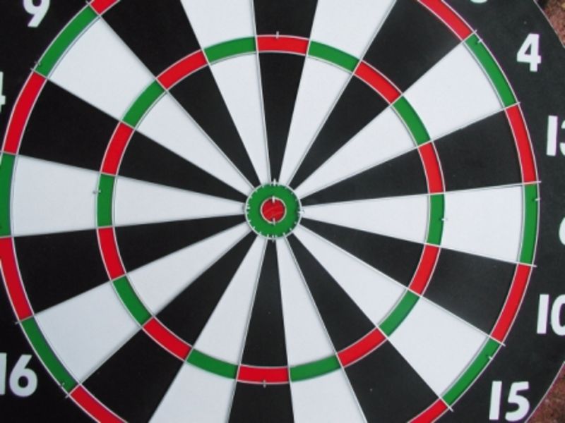 Bersaglio per Freccette PEGASUS con Armadietto in Legno incluse 6 Freccette Equinox By Garlando cod.DA-12