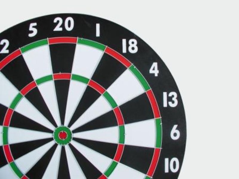 Bersaglio per Freccette PEGASUS con Armadietto in Legno incluse 6 Freccette Equinox By Garlando cod.DA-12