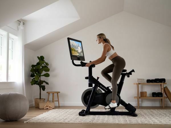 Promo Gym Bike Studio 27i resistenza magnetica Nordictrack cod.NTEX02722-INT - con App Ifit integrata - peso max utente 160 kg schermo touchscreen da 27" - compreso 1 anno di abbonamento IFIT