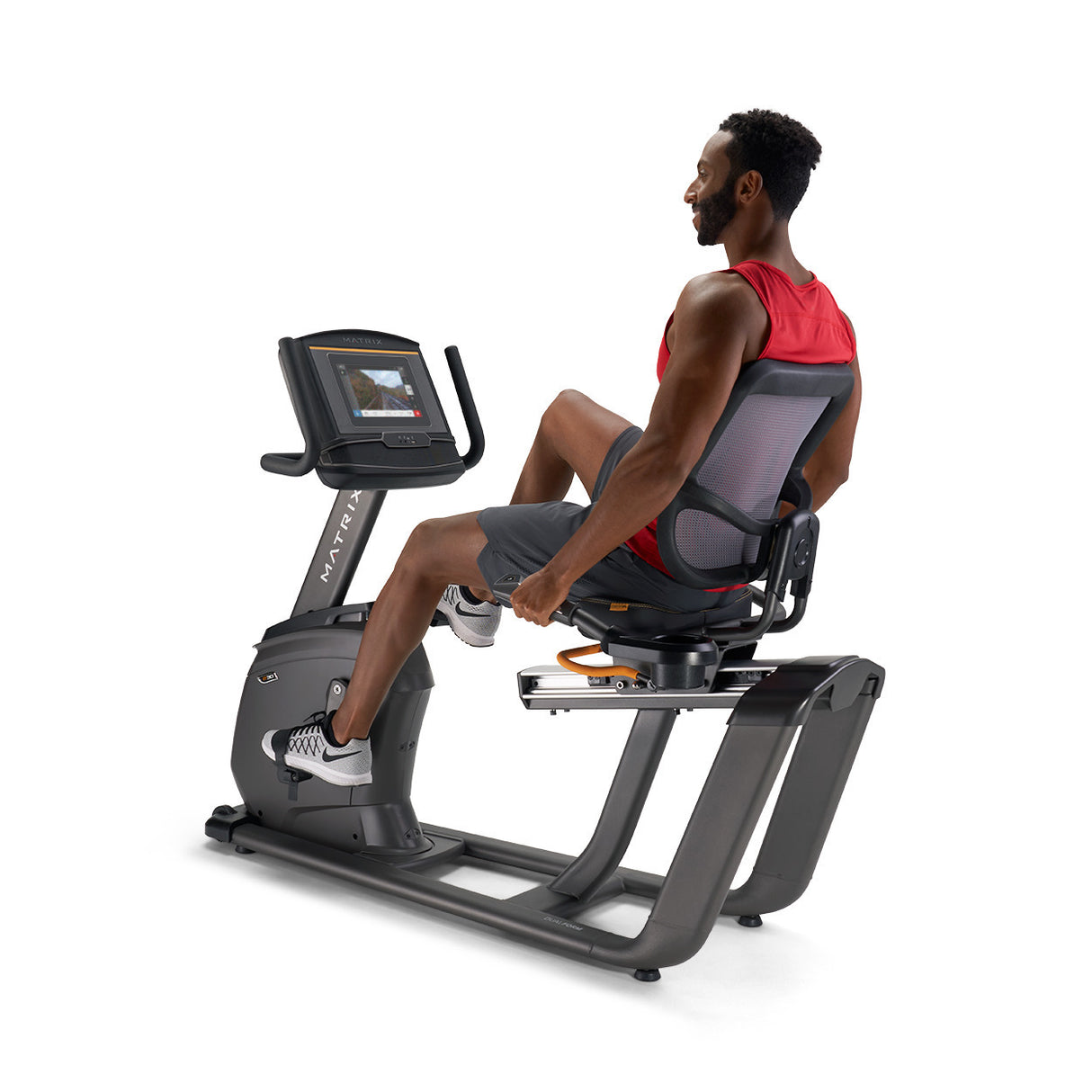 RECUMBENT BIKE R30 CON CONSOLE XER, professionale, con accesso facilitato, stabile e versatile. La nostra bike R30 include le esclusive tecnologie Dual Form Frame e Comfort Arc Seat. Linea Matrix.