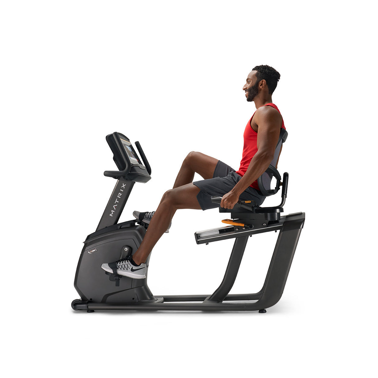 RECUMBENT BIKE R30 CON CONSOLE XER, professionale, con accesso facilitato, stabile e versatile. La nostra bike R30 include le esclusive tecnologie Dual Form Frame e Comfort Arc Seat. Linea Matrix.
