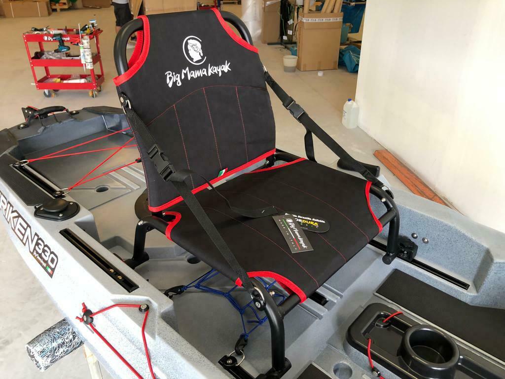 BIG MAMA KAYAK A PEDALI TRIKEN 330 - CANOA MONOPOSTO FISHING CON 4 PORTACANNE, 2 GAVONI, TIMONE, SISTEMA DI PEDALI, SEDILE RIALZATO, 11 BARRE DI SCORRIMENTO ver. scafo rosso