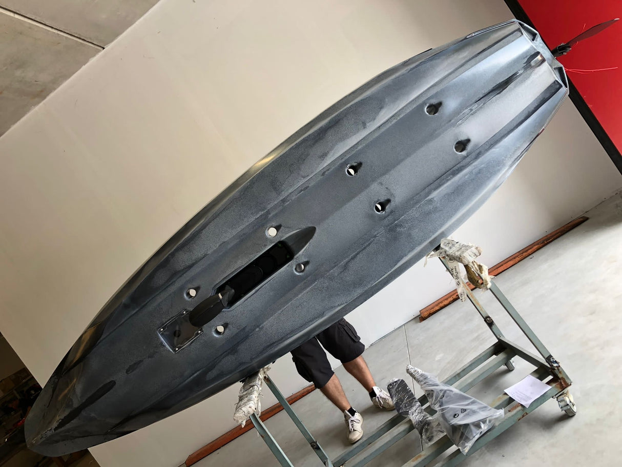 BIG MAMA KAYAK A PEDALI TRIKEN 330 - CANOA MONOPOSTO FISHING CON 4 PORTACANNE, 2 GAVONI, TIMONE, SISTEMA DI PEDALI, SEDILE RIALZATO, 11 BARRE DI SCORRIMENTO ver. scafo rosso