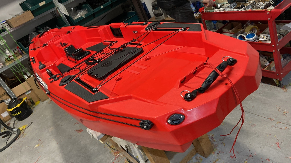 BIG MAMA KAYAK A PEDALI TRIKEN 330 - CANOA MONOPOSTO FISHING CON 4 PORTACANNE, 2 GAVONI, TIMONE, SISTEMA DI PEDALI, SEDILE RIALZATO, 11 BARRE DI SCORRIMENTO, ver. coperchio rosso