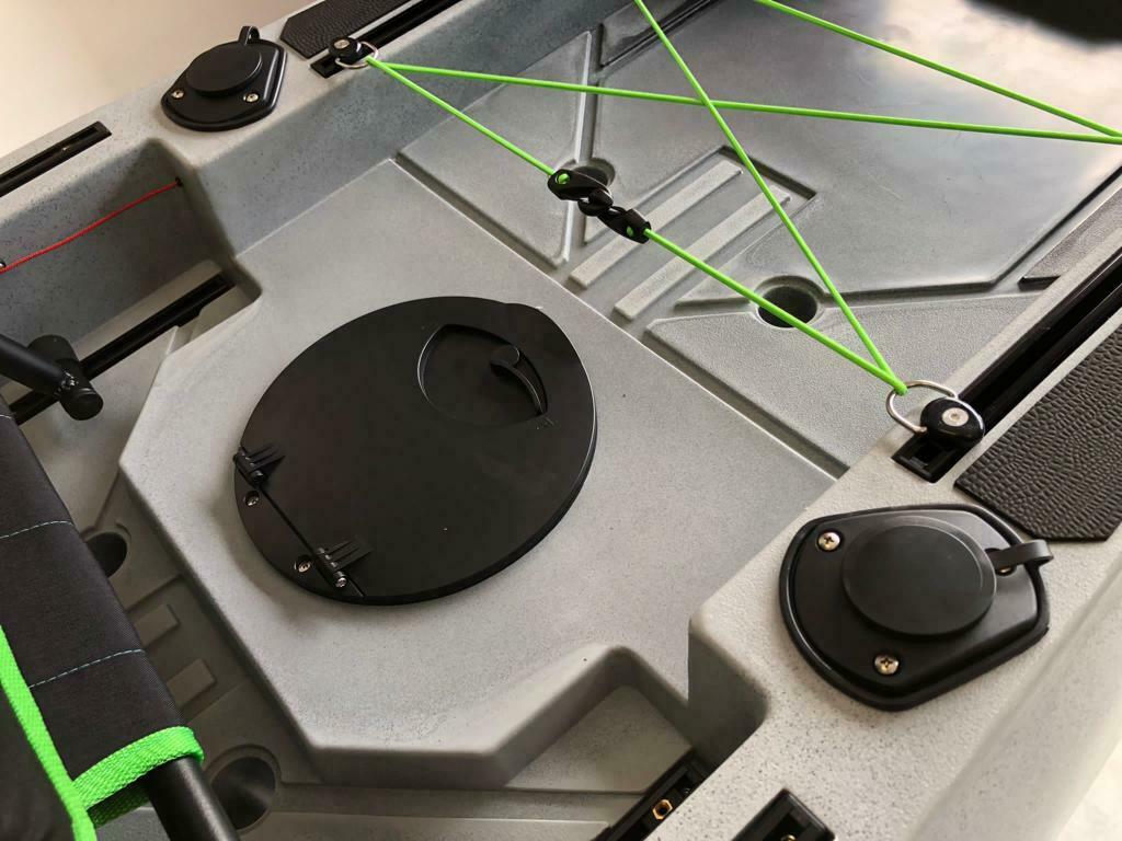 BIG MAMA KAYAK A PEDALI TRIKEN 330 - CANOA MONOPOSTO FISHING CON 4 PORTACANNE, 2 GAVONI, TIMONE, SISTEMA DI PEDALI, SEDILE RIALZATO, 11 BARRE DI SCORRIMENTO ver. scafo rosso