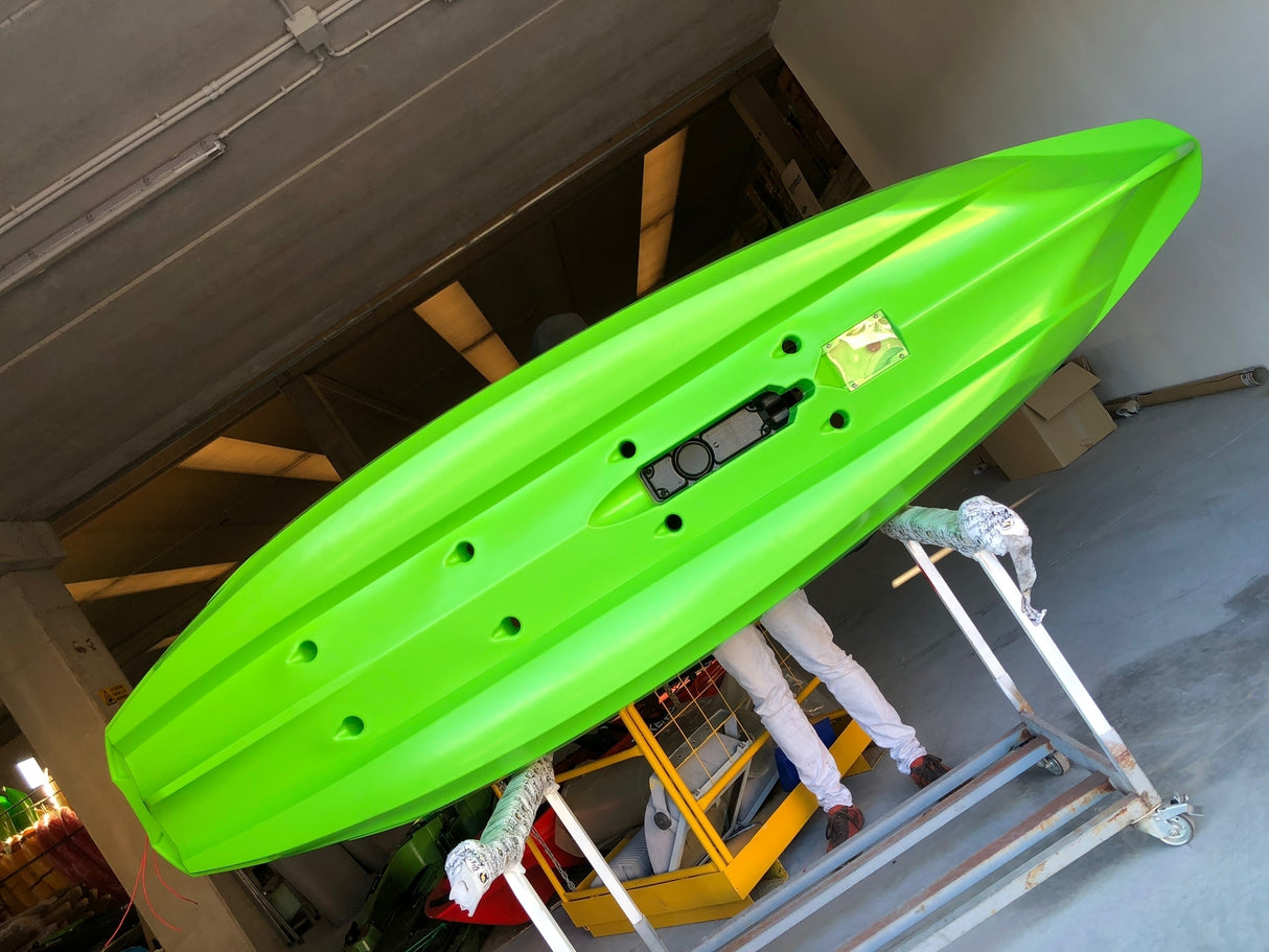 BIG MAMA KAYAK A PEDALI TRIKEN 330 - CANOA MONOPOSTO FISHING CON 4 PORTACANNE, 2 GAVONI, TIMONE, SISTEMA DI PEDALI, SEDILE RIALZATO, 11 BARRE DI SCORRIMENTO ver. scafo verde