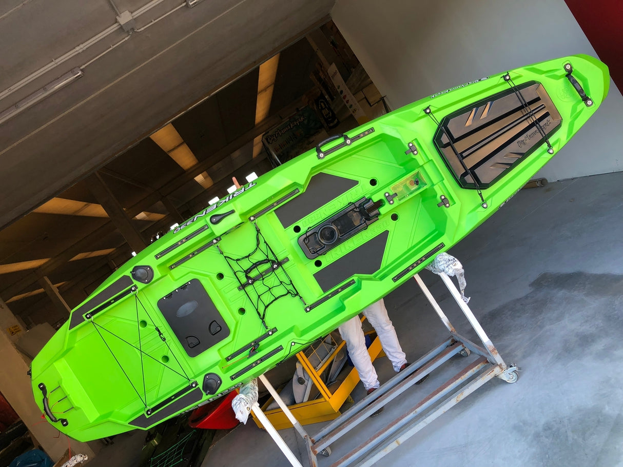 BIG MAMA KAYAK A PEDALI TRIKEN 330 - CANOA MONOPOSTO FISHING CON 4 PORTACANNE, 2 GAVONI, TIMONE, SISTEMA DI PEDALI, SEDILE RIALZATO, 11 BARRE DI SCORRIMENTO ver. coperchio arancio