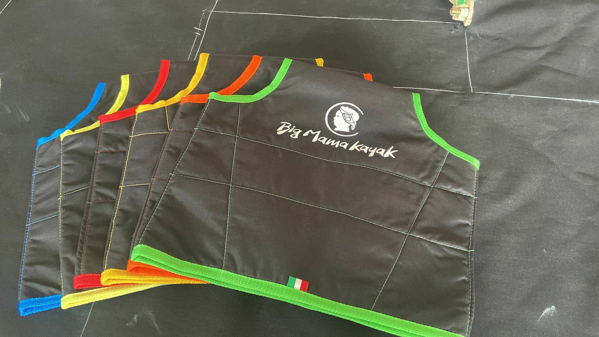 BIG MAMA KAYAK A PEDALI TRIKEN 330 - CANOA MONOPOSTO FISHING CON 4 PORTACANNE, 2 GAVONI, TIMONE, SISTEMA DI PEDALI, SEDILE RIALZATO, 11 BARRE DI SCORRIMENTO ver. scafo rosso