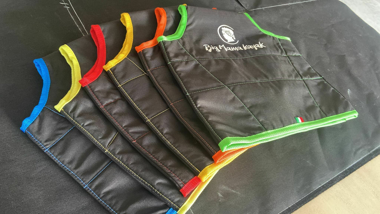 BIG MAMA KAYAK A PEDALI TRIKEN 330 - CANOA MONOPOSTO FISHING CON 4 PORTACANNE, 2 GAVONI, TIMONE, SISTEMA DI PEDALI, SEDILE RIALZATO, 11 BARRE DI SCORRIMENTO ver. scafo verde