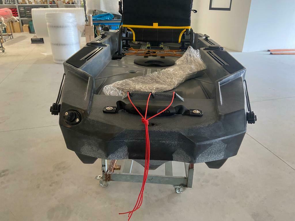 BIG MAMA KAYAK A PEDALI TRIKEN 330 - CANOA MONOPOSTO FISHING CON 4 PORTACANNE, 2 GAVONI, TIMONE, SISTEMA DI PEDALI, SEDILE RIALZATO, 11 BARRE DI SCORRIMENTO ver. scafo rosso