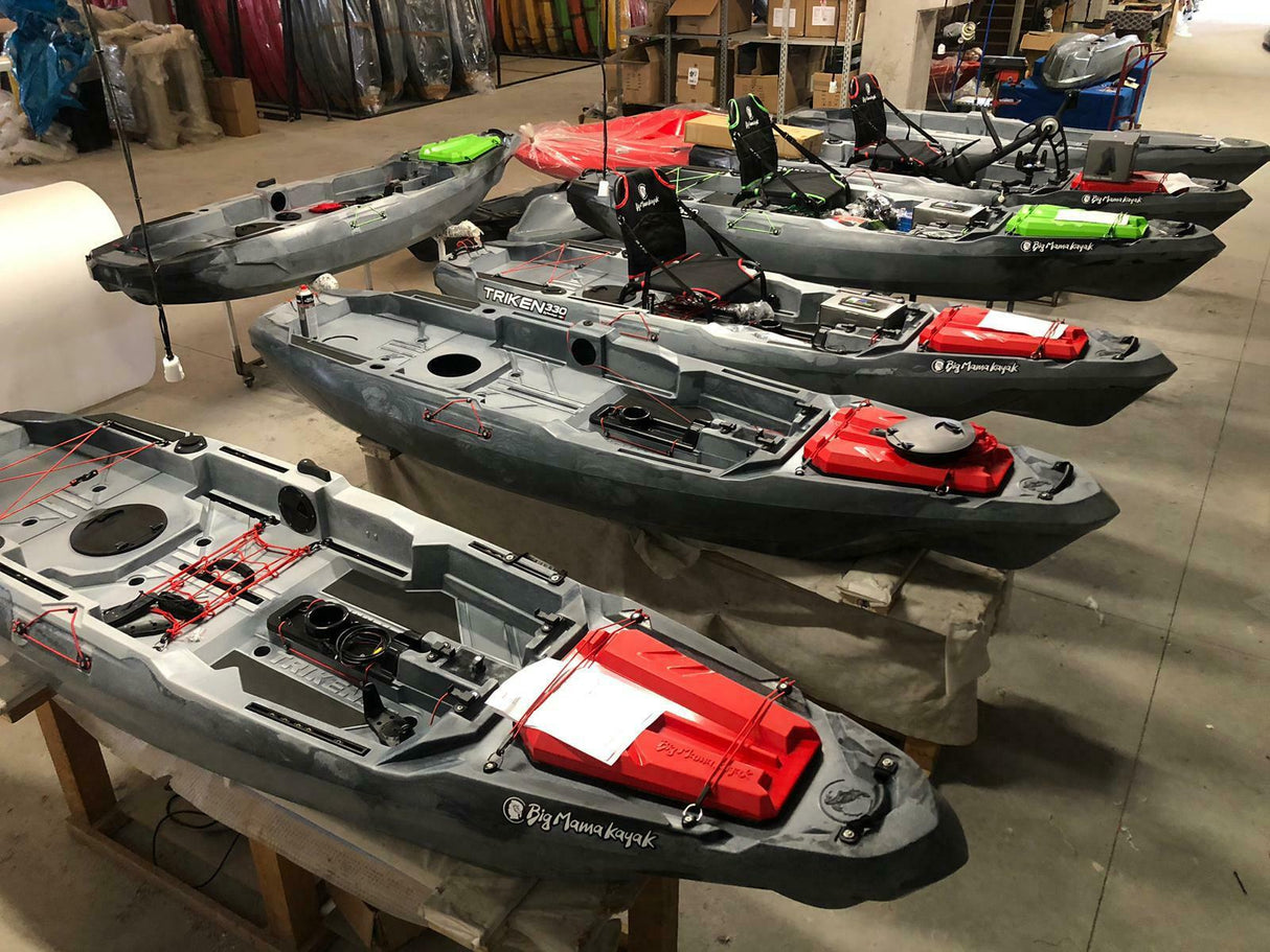 BIG MAMA KAYAK A PEDALI TRIKEN 330 - CANOA MONOPOSTO FISHING CON 4 PORTACANNE, 2 GAVONI, TIMONE, SISTEMA DI PEDALI, SEDILE RIALZATO, 11 BARRE DI SCORRIMENTO ver. coperchio arancio