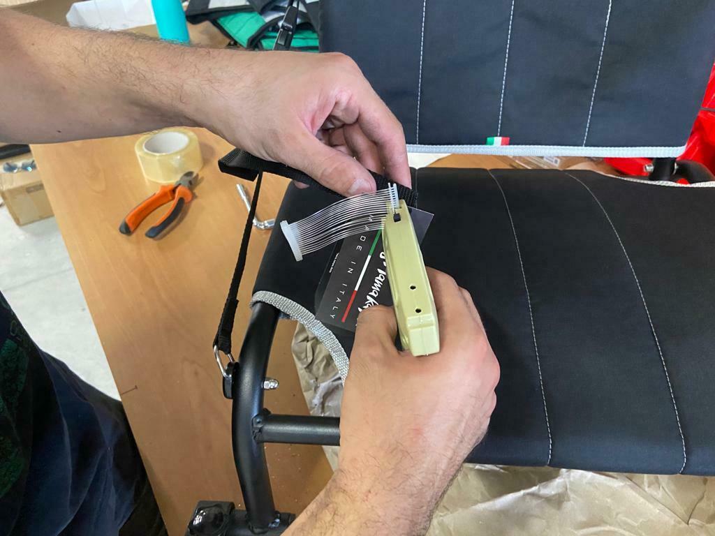 BIG MAMA KAYAK A PEDALI TRIKEN 330 - CANOA MONOPOSTO FISHING CON 4 PORTACANNE, 2 GAVONI, TIMONE, SISTEMA DI PEDALI, SEDILE RIALZATO, 11 BARRE DI SCORRIMENTO ver. coperchio arancio