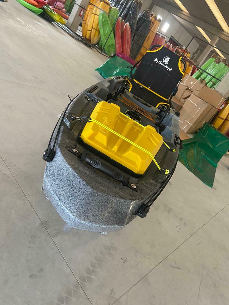 BIG MAMA KAYAK A PEDALI TRIKEN 330 - CANOA MONOPOSTO FISHING CON 4 PORTACANNE, 2 GAVONI, TIMONE, SISTEMA DI PEDALI, SEDILE RIALZATO, 11 BARRE DI SCORRIMENTO, ver. coperchio rosso