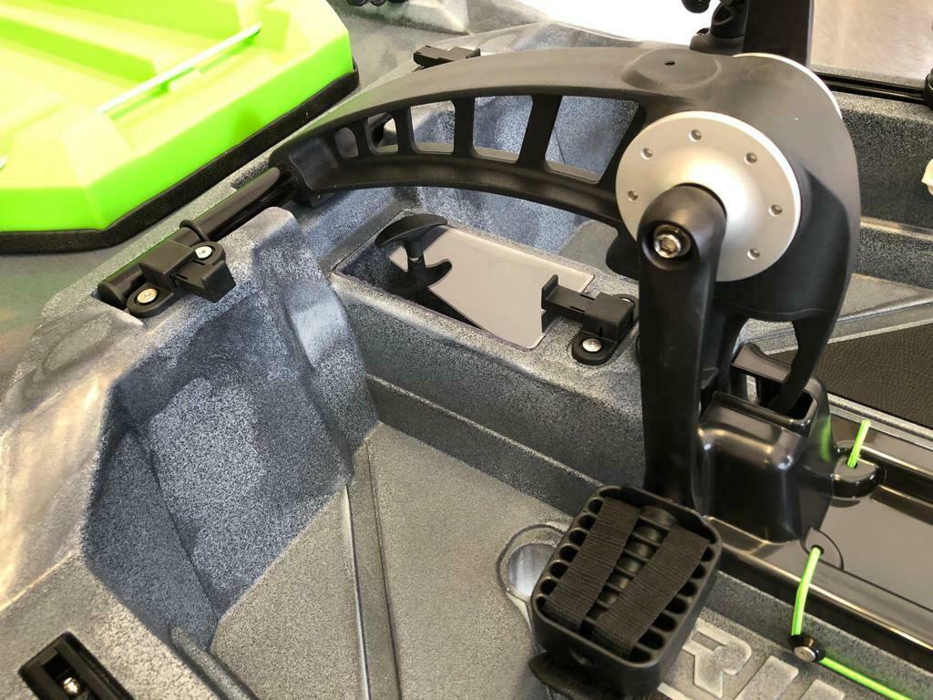 BIG MAMA KAYAK A PEDALI TRIKEN 330 - CANOA MONOPOSTO FISHING CON 4 PORTACANNE, 2 GAVONI, TIMONE, SISTEMA DI PEDALI, SEDILE RIALZATO, 11 BARRE DI SCORRIMENTO ver. scafo verde