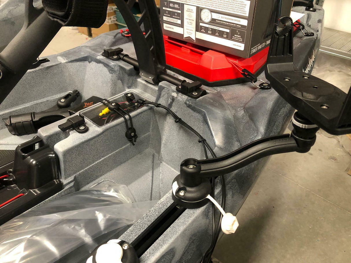 BIG MAMA KAYAK A PEDALI TRIKEN 330 - CANOA MONOPOSTO FISHING CON 4 PORTACANNE, 2 GAVONI, TIMONE, SISTEMA DI PEDALI, SEDILE RIALZATO, 11 BARRE DI SCORRIMENTO ver. scafo rosso