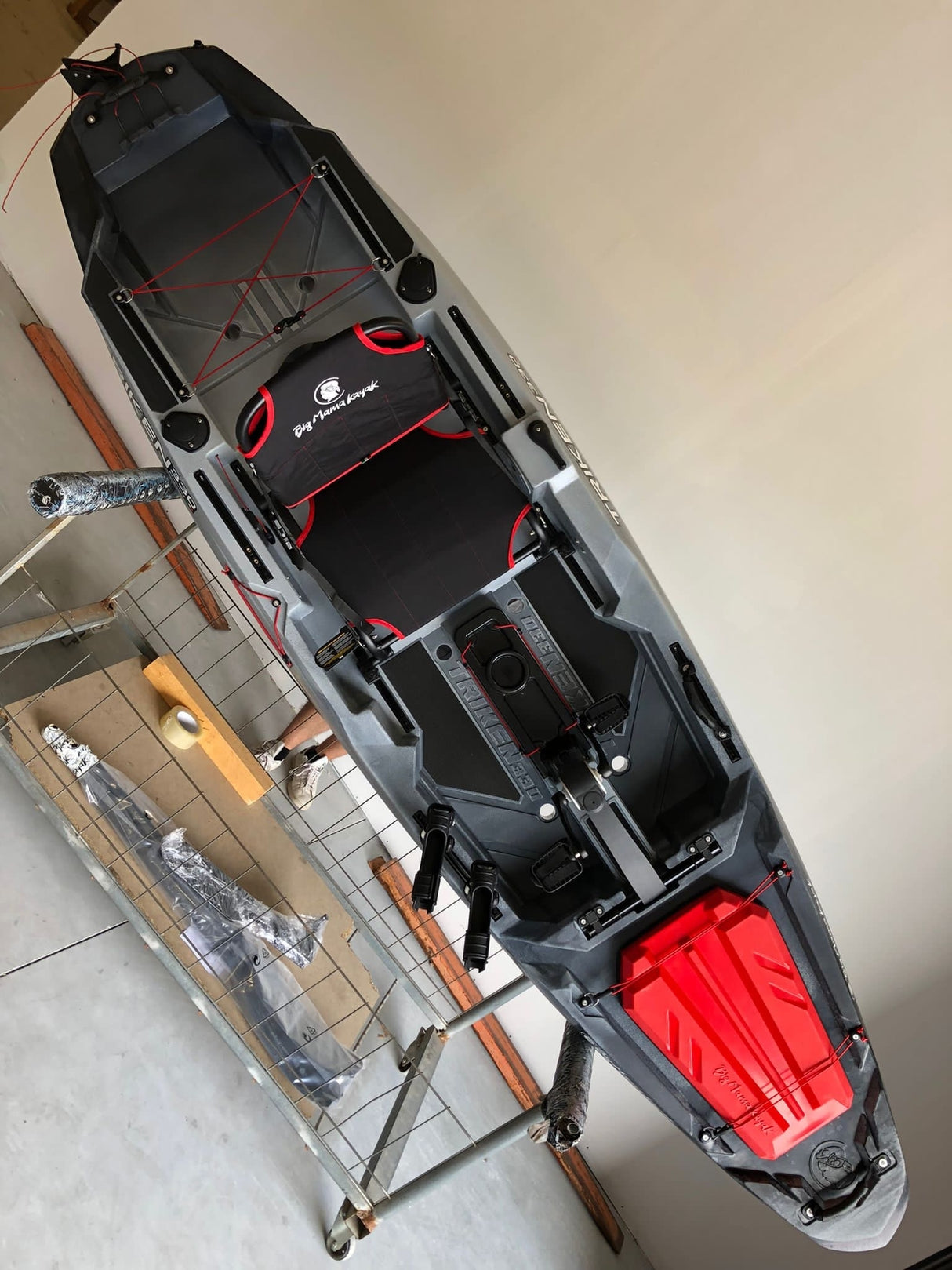 BIG MAMA KAYAK A PEDALI TRIKEN 330 - CANOA MONOPOSTO FISHING CON 4 PORTACANNE, 2 GAVONI, TIMONE, SISTEMA DI PEDALI, SEDILE RIALZATO, 11 BARRE DI SCORRIMENTO ver. scafo rosso