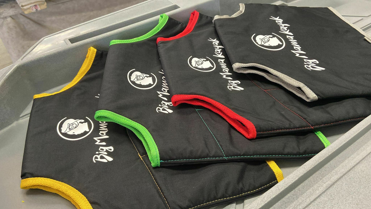 BIG MAMA KAYAK A PEDALI TRIKEN 330 - CANOA MONOPOSTO FISHING CON 4 PORTACANNE, 2 GAVONI, TIMONE, SISTEMA DI PEDALI, SEDILE RIALZATO, 11 BARRE DI SCORRIMENTO ver. scafo rosso