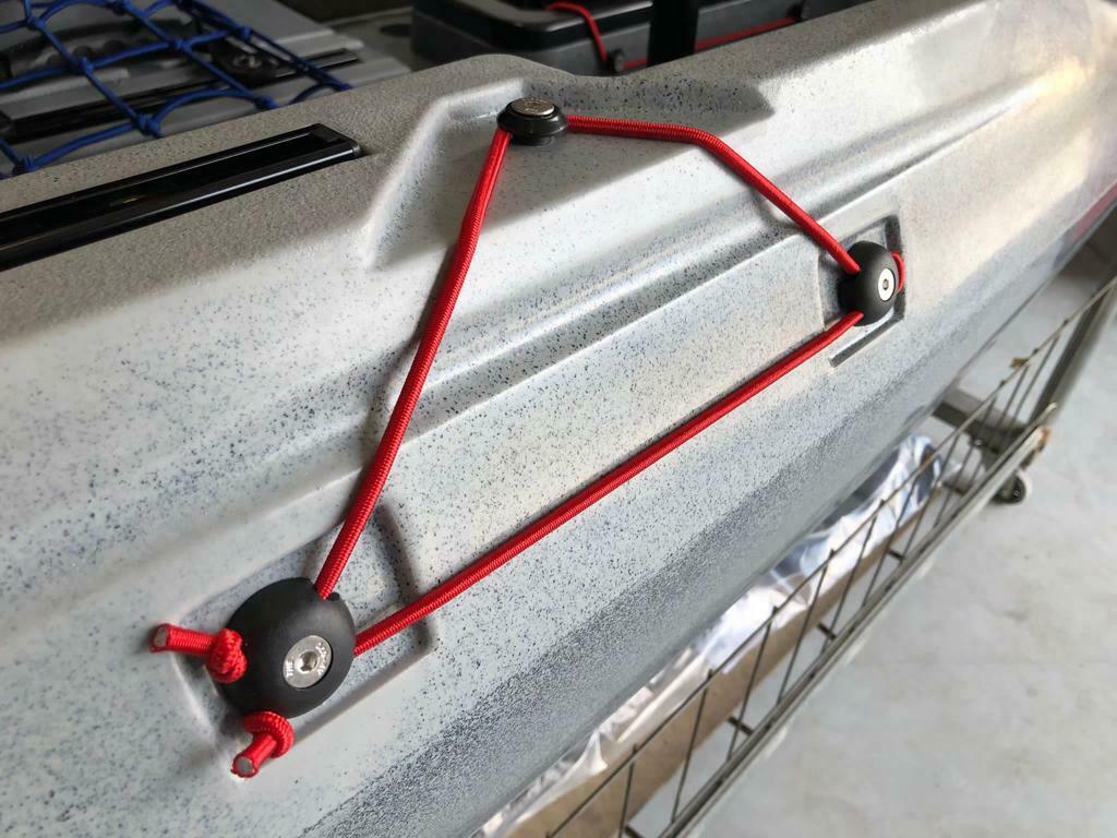 BIG MAMA KAYAK A PEDALI TRIKEN 330 - CANOA MONOPOSTO FISHING CON 4 PORTACANNE, 2 GAVONI, TIMONE, SISTEMA DI PEDALI, SEDILE RIALZATO, 11 BARRE DI SCORRIMENTO, ver. coperchio rosso