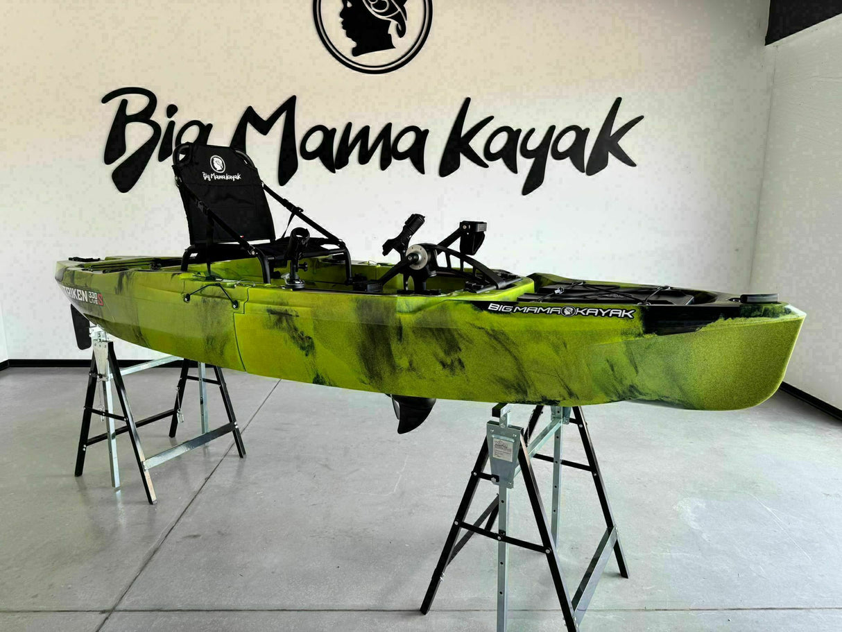 kayak fishing a Pedali divisibile Big Mama Triken 330 Live S, con ruote e vasca del vivo + ecoscandaglio Garmin Striker Vivid 7SV + kit braccetto display