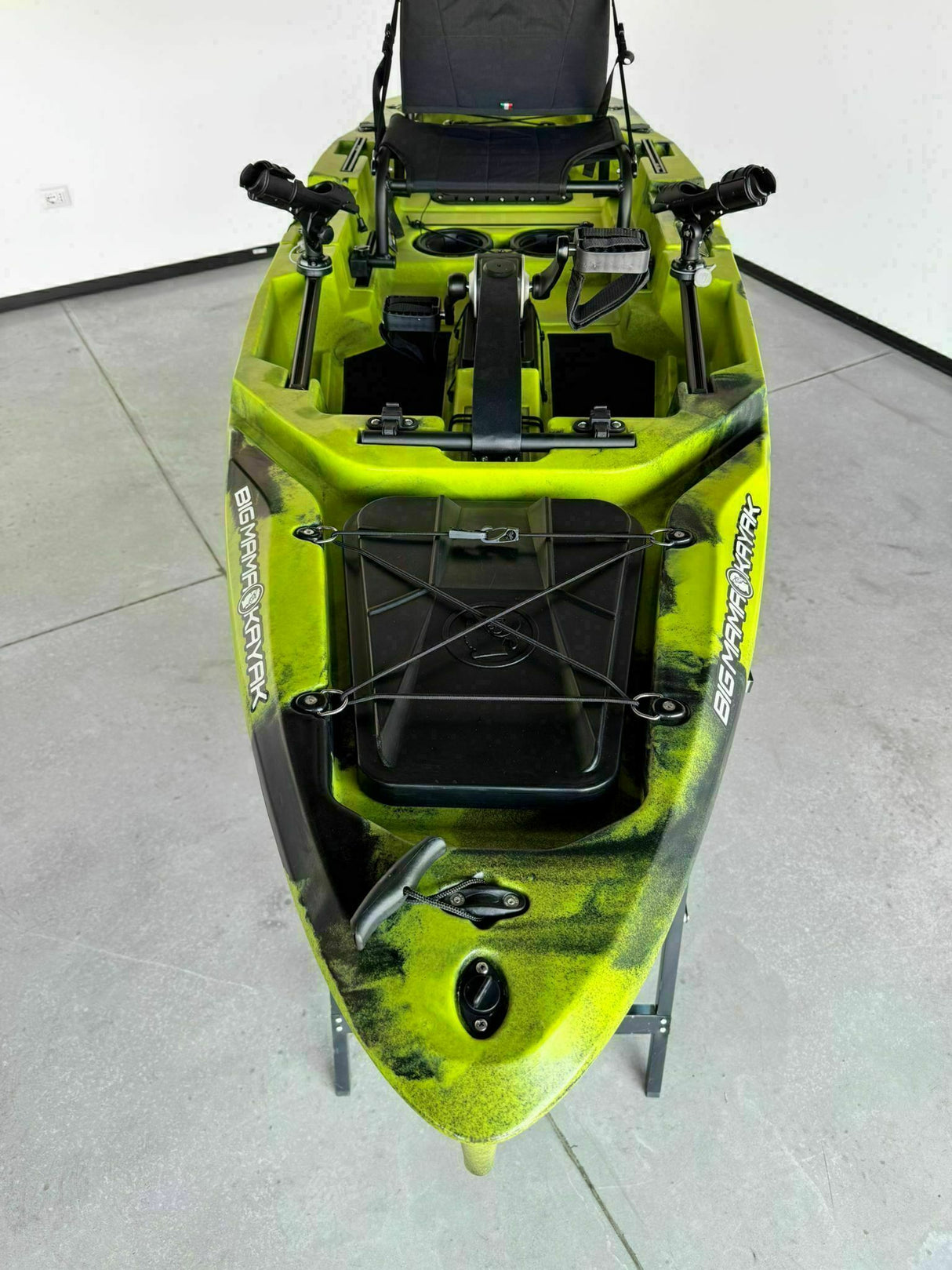 canoa fishing a Pedali divisibile Big Mama Triken 330 Live S, con ruote e vasca del vivo + ecoscandaglio Garmin Striker Vivid 5 + kit braccetto display