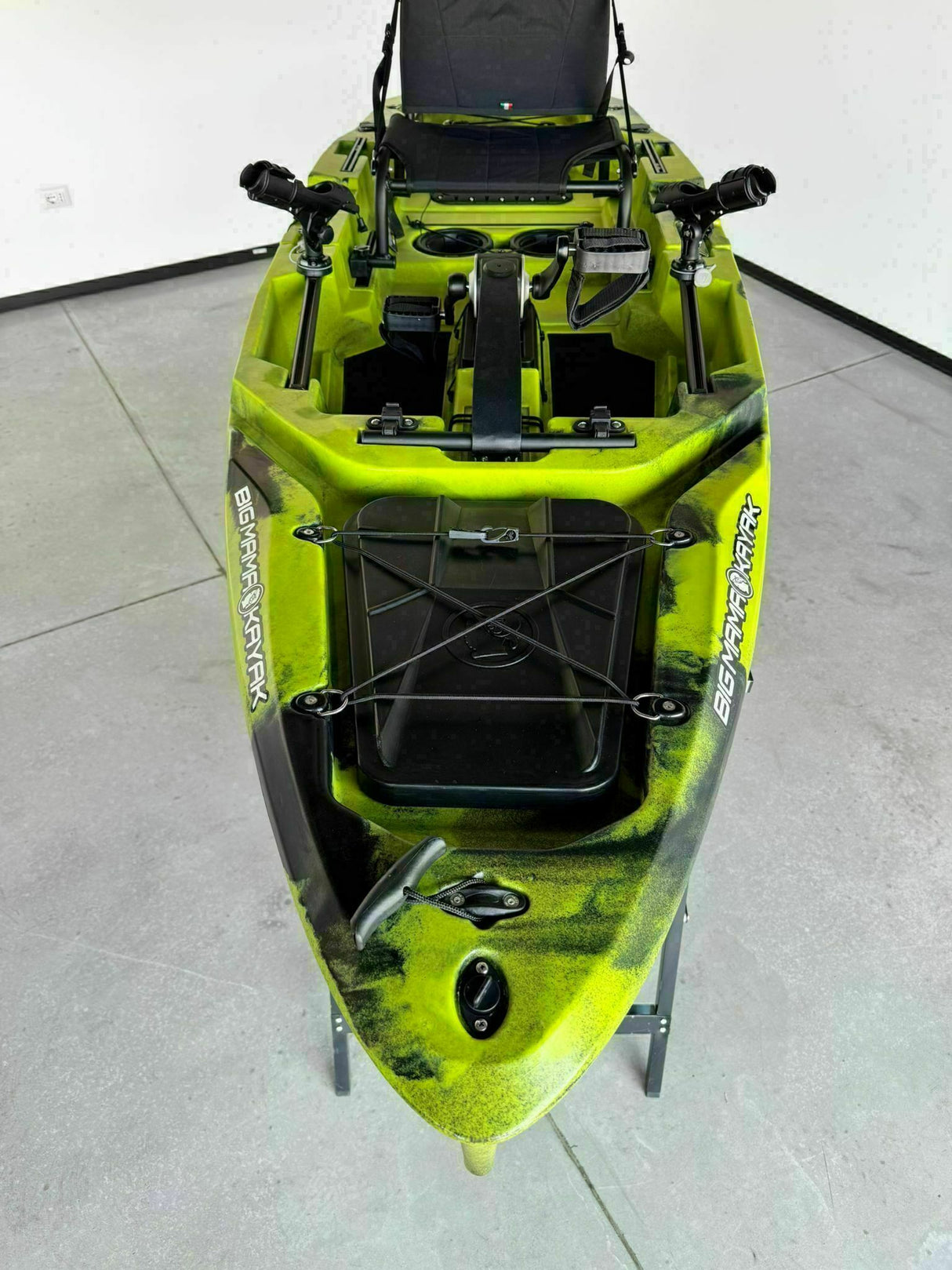 canoa fishing a Pedali divisibile Big Mama Triken 330 Live S, con ruote e vasca del vivo + ecoscandaglio Garmin Striker Vivid 7CV + kit braccetto display