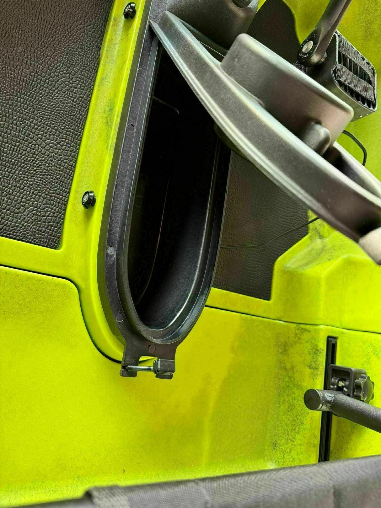 Kayak fishing a Pedali divisibile Big Mama Triken 330 Live S, con ruote e vasca del vivo - SCAFO GRIGIO NERO, gavone GIALLO