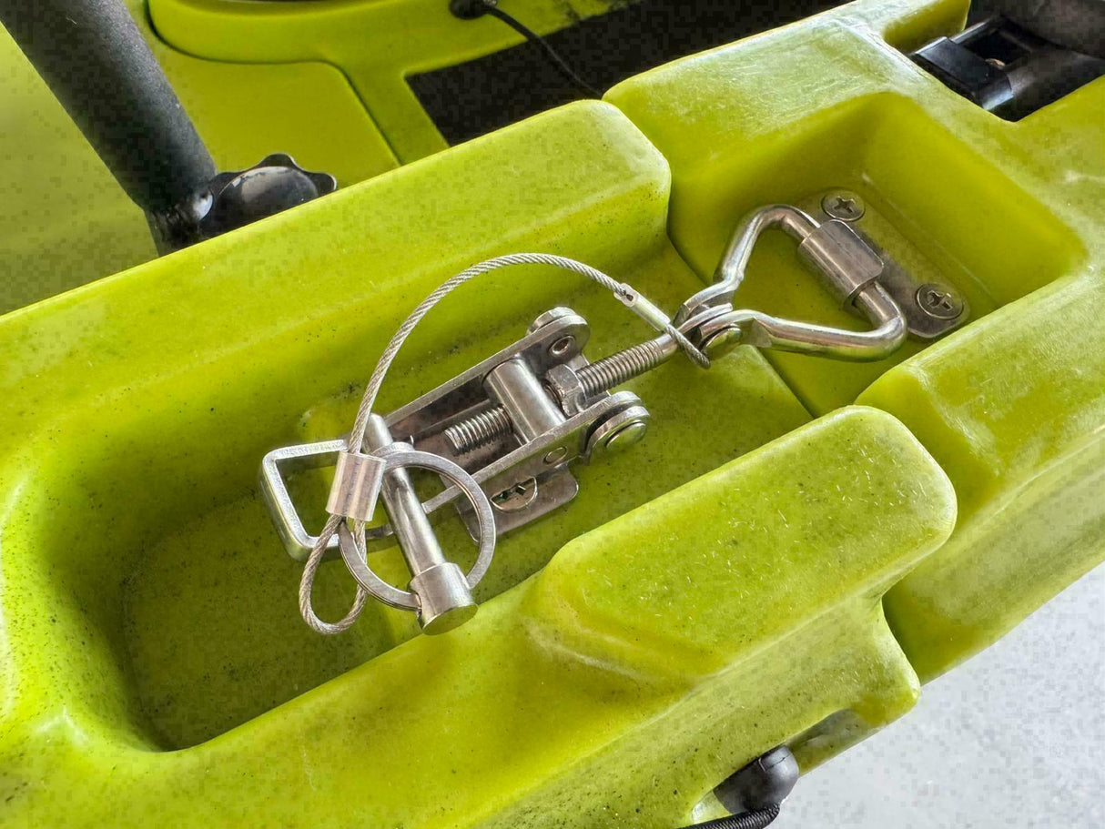 canoa fishing a Pedali divisibile Big Mama Triken 330 Live S, con ruote e vasca del vivo + ecoscandaglio Garmin Striker Vivid 7CV + kit braccetto display