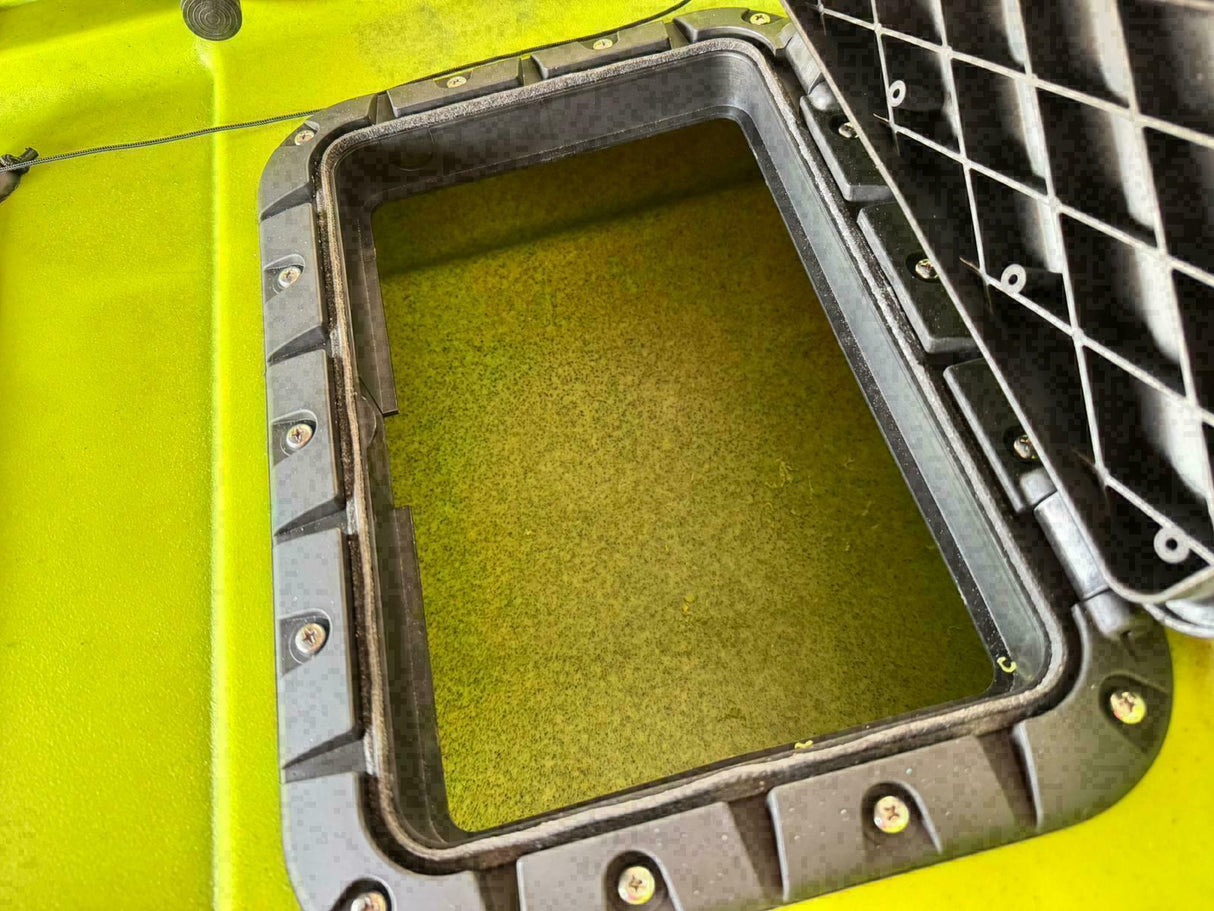 kayak fishing a Pedali divisibile Big Mama Triken 330 Live S, con ruote e vasca del vivo + ecoscandaglio Garmin Striker Vivid 7SV + kit braccetto display
