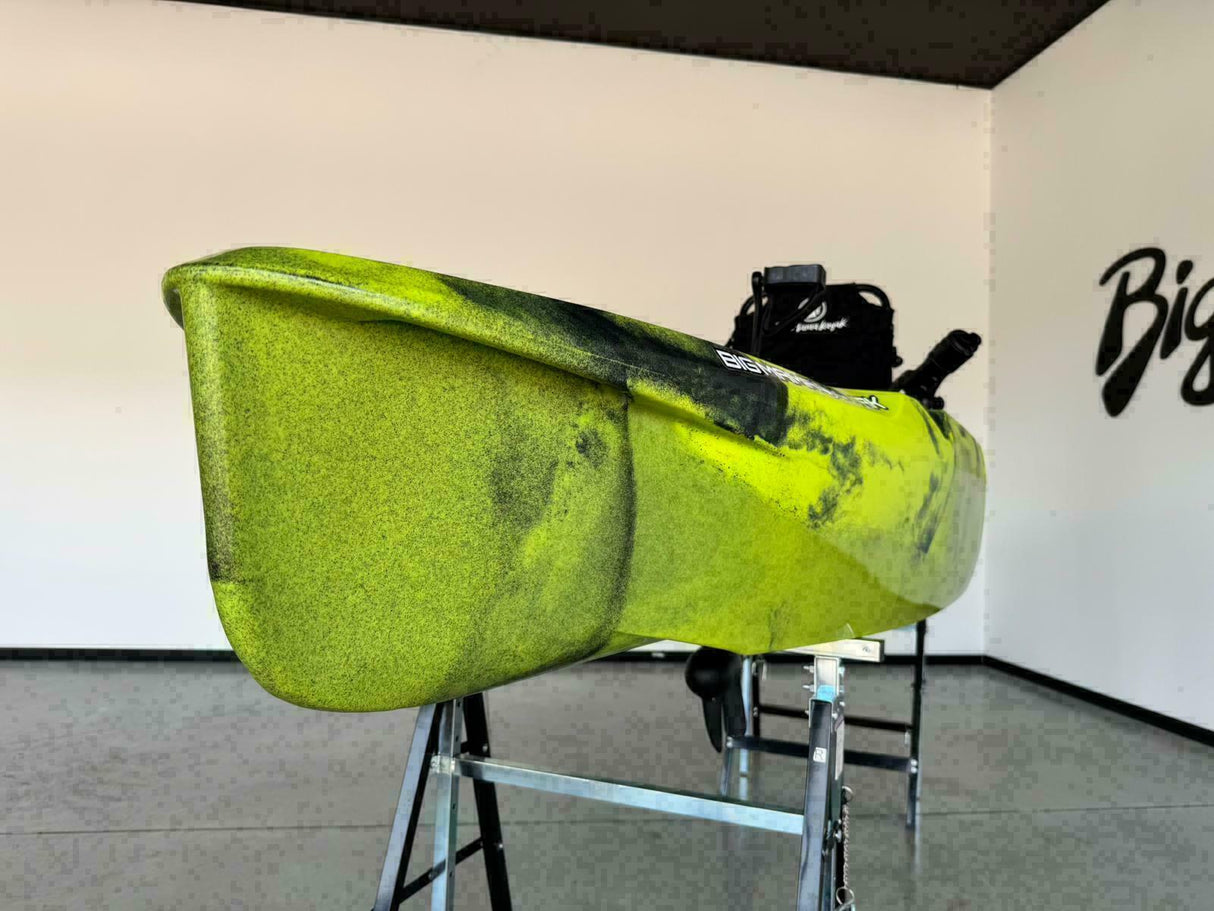 canoa fishing a Pedali divisibile Big Mama Triken 330 Live S, con ruote e vasca del vivo + ecoscandaglio Garmin Striker Vivid 7CV + kit braccetto display