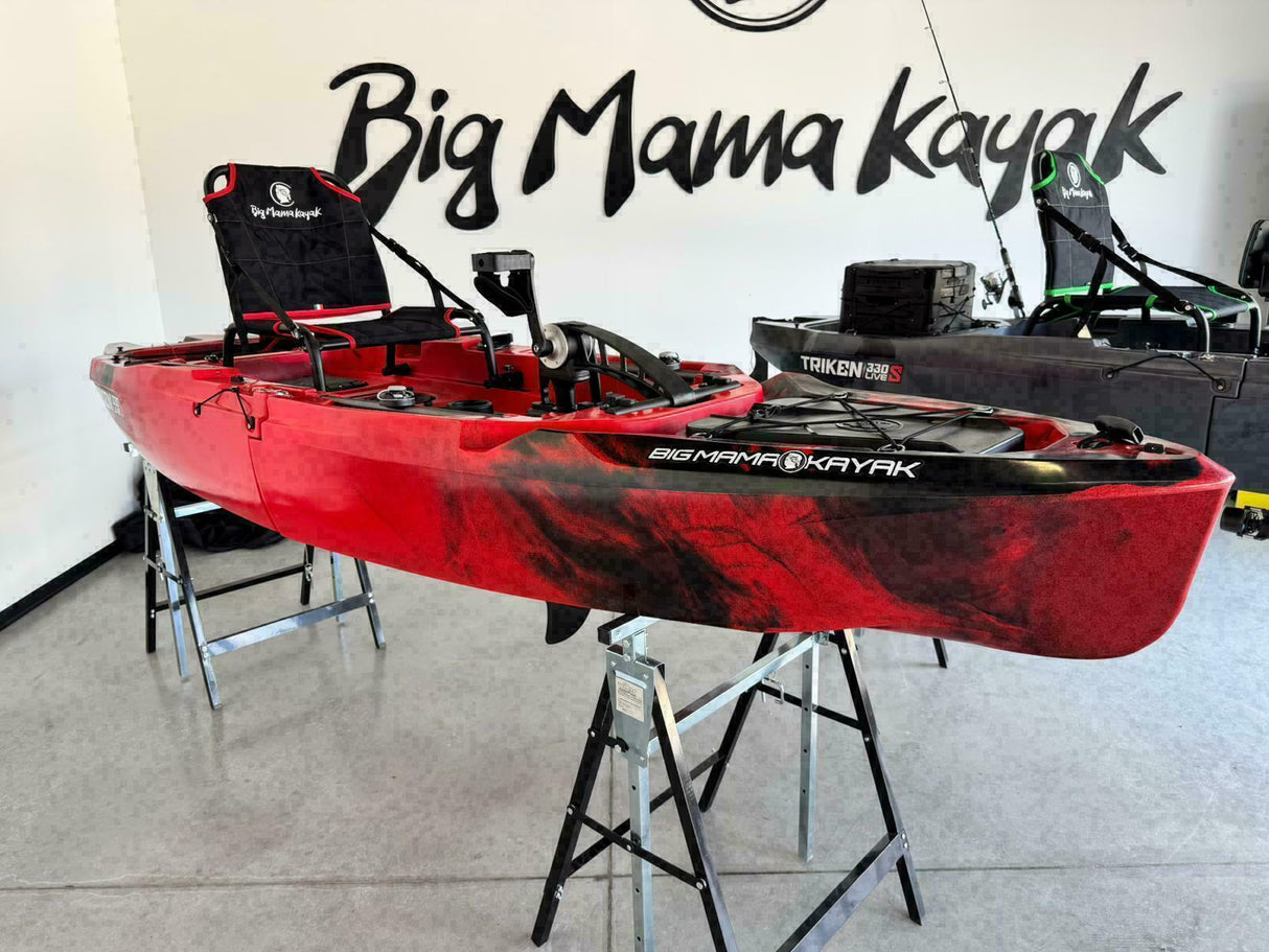 kayak fishing a Pedali divisibile Big Mama Triken 330 Live S, con ruote e vasca del vivo + ecoscandaglio Garmin Striker Vivid 7SV + kit braccetto display