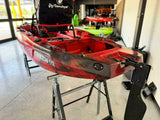 kayak fishing a Pedali divisibile Big Mama Triken 330 Live S, con ruote e vasca del vivo + ecoscandaglio Garmin Striker Vivid 7SV + kit braccetto display