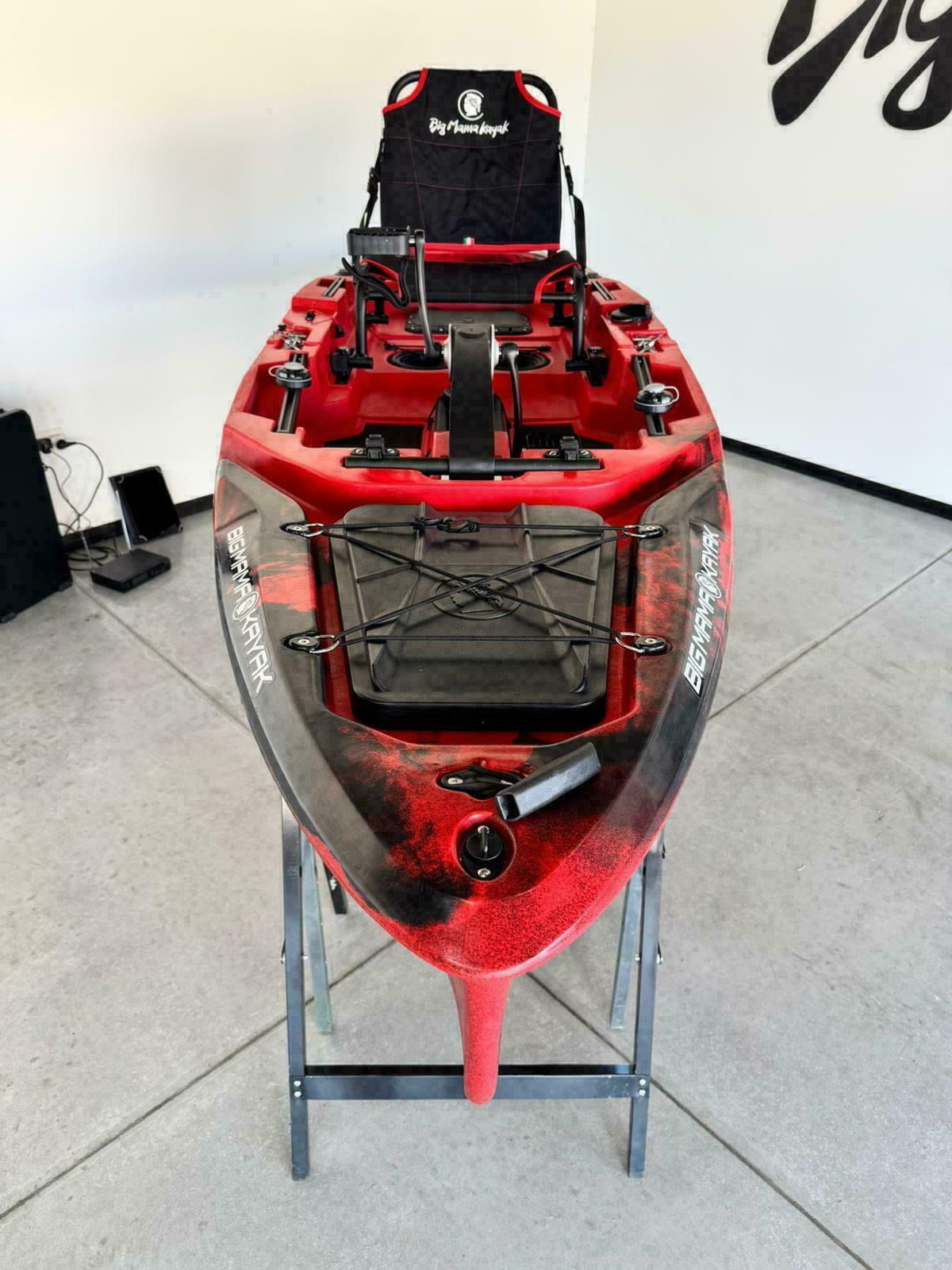 Kayak fishing a Pedali divisibile Big Mama Triken 330 Live S, con ruote e vasca del vivo - SCAFO GRIGIO NERO, gavone ROSSO