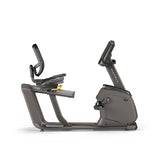 RECUMBENT BIKE R30 CON CONSOLE XR, professionale, con accesso facilitato, stabile e versatile. La nostra bike R30 include le esclusive tecnologie Dual Form Frame e Comfort Arc Seat.