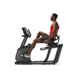 RECUMBENT BIKE R30 CON CONSOLE XER, professionale, con accesso facilitato, stabile e versatile. La nostra bike R30 include le esclusive tecnologie Dual Form Frame e Comfort Arc Seat. Linea Matrix.